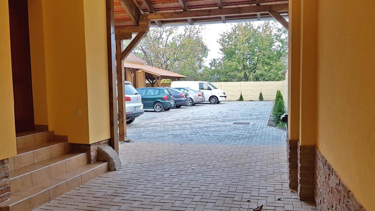 Toscana Apartman Дьюла Экстерьер фото