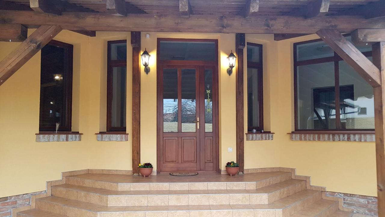 Toscana Apartman Дьюла Экстерьер фото