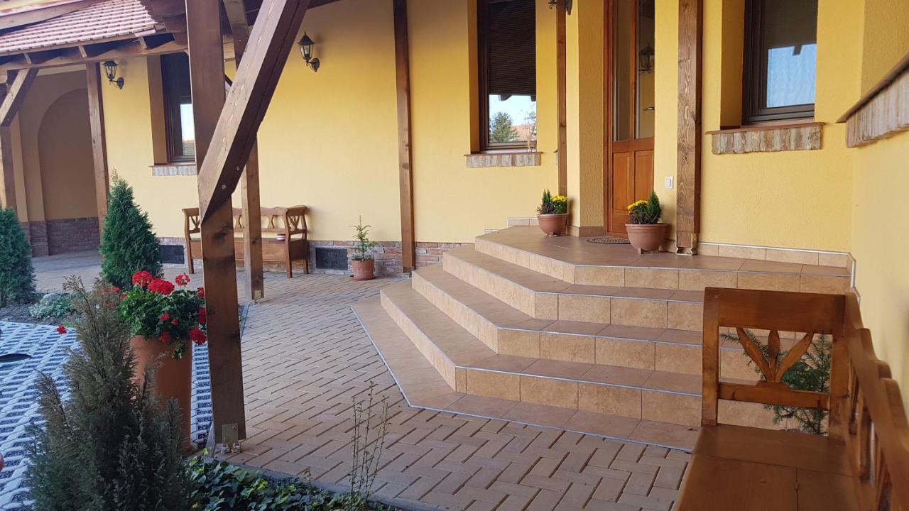 Toscana Apartman Дьюла Экстерьер фото