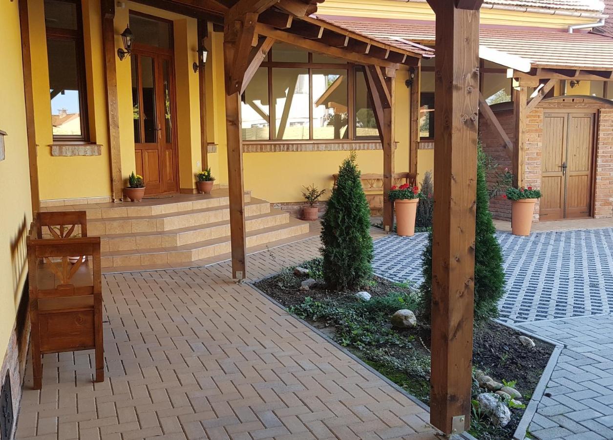 Toscana Apartman Дьюла Экстерьер фото